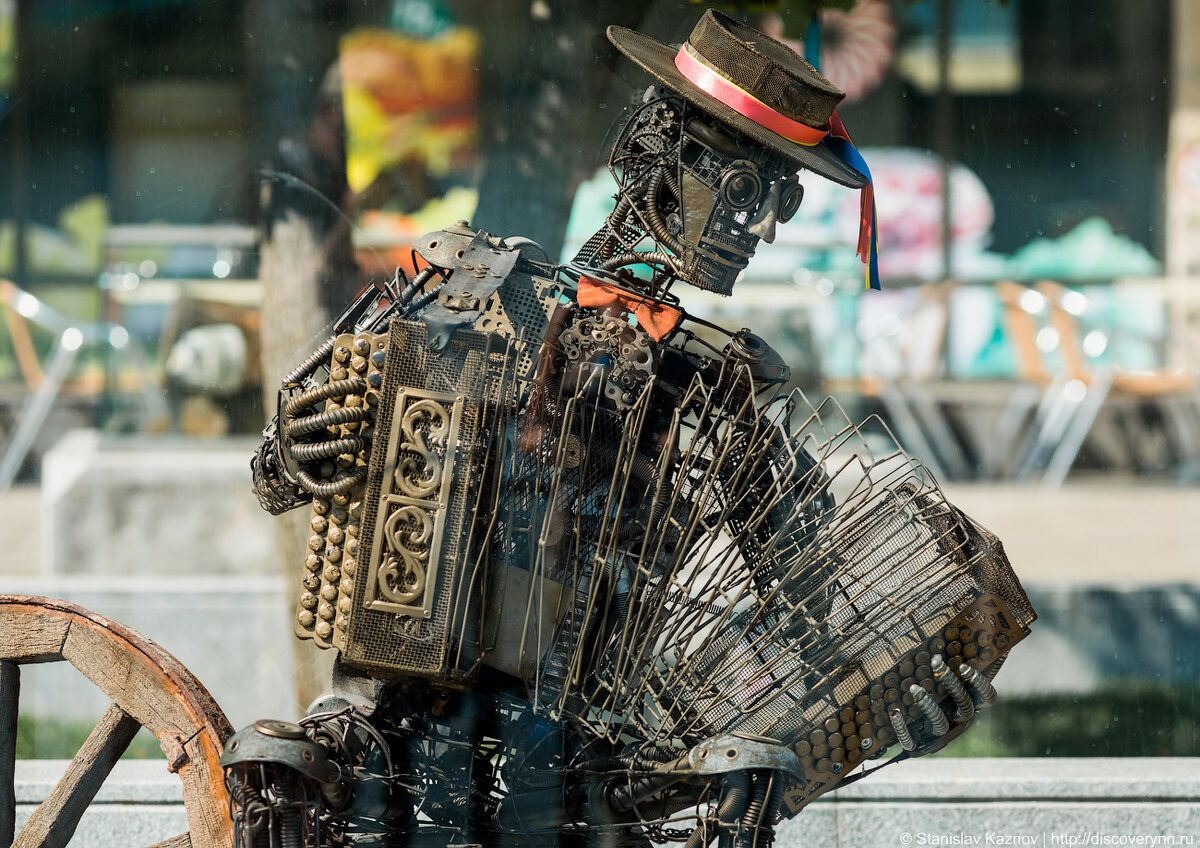 
В конце августа я  впервые побывал в донском Ростове и это получился можно сказать "тур одного дня". Утром поезд из Волгограда, вечером поезд во Владикавказ. День на то чтобы пробежаться по городу. Эдакий стрит-экспресс...Город показался большим и достаточно интересным. Единственное что приглушало впечатление на тот момент, это тотальный ремонт улиц. Пыль, шум...Впрочем в Нижнем весь прошлый год происходило тоже самое. Но надеюсь что у дончан история с ремонтом не стала похожа на нашу.