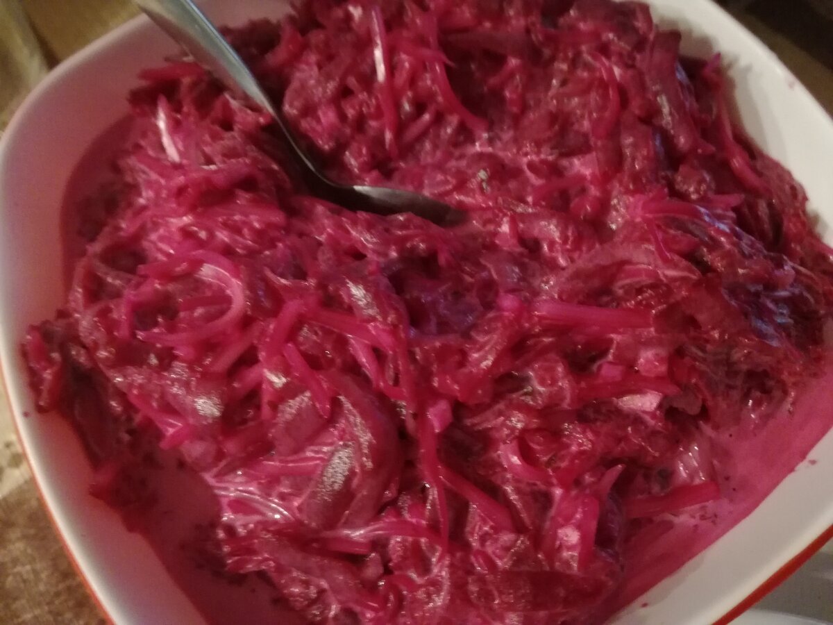 Свекла с сыром и чесночком - это самый быстрый салат, который можно придумать, и без условно очень вкусный салат. Я расскажу вам, как приготовить быстро салат из сыра и свеклы.