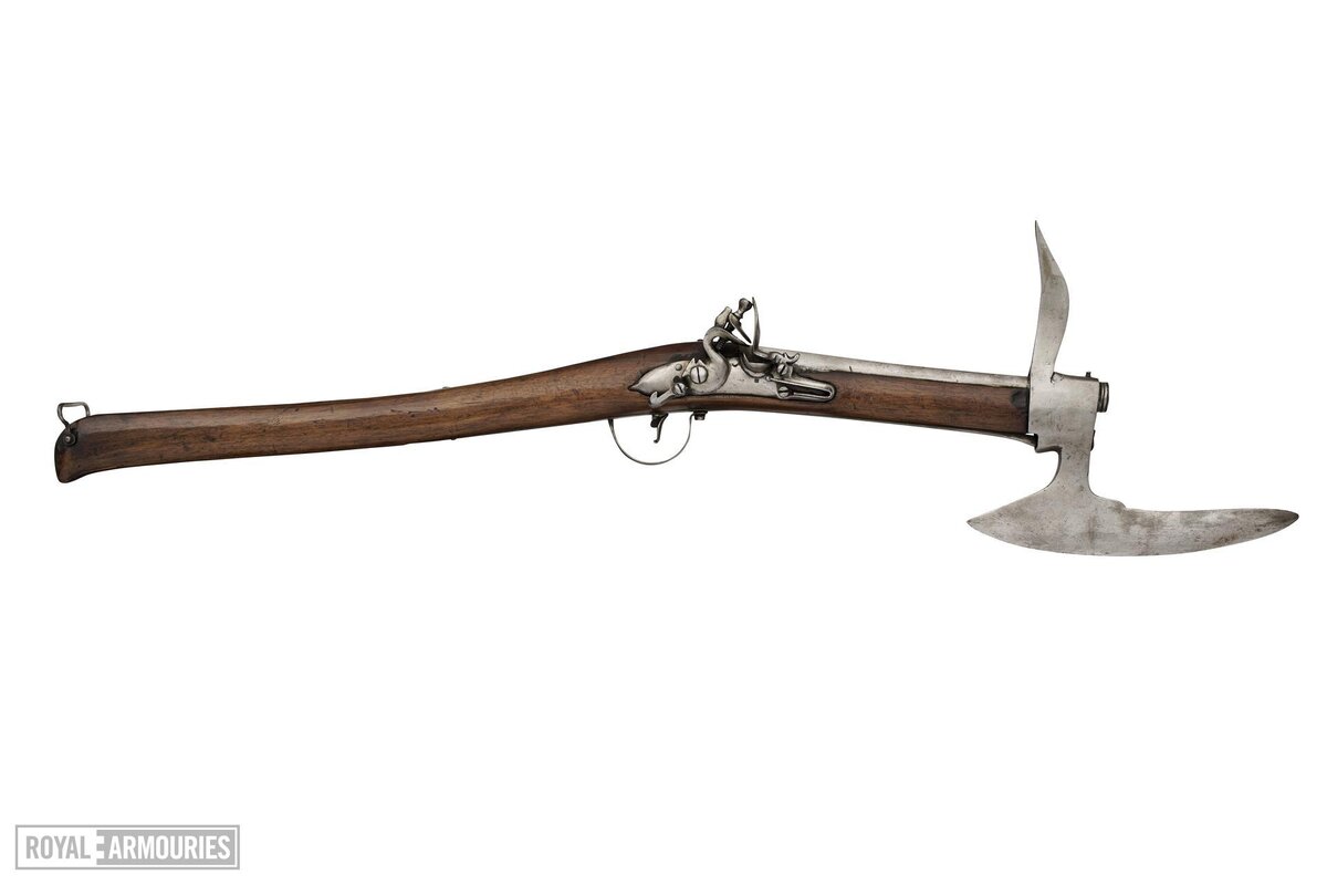 Топор и карабин 24 калибра с ударно-кремневым замком из Королевской оружейной палаты. Шведская модель первой половины XVIII века, вес - 1.53 кг