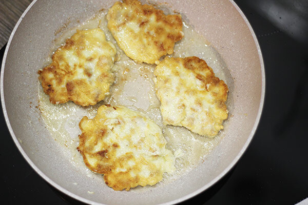 Оладьи из куриной грудки с майонезом