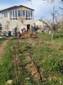 Со времен социалистического строя слово дача укоренилось в обществе, и вызывает ассоциации связанные с обработкой земельного участка и теплицами. Однако все чаще стало появляться такое явление как прописка на даче. Хотя обычно горожане используют дачные участки для приятного досуга и отдыха на свежем воздухе. Преимущество дачного домика для жизни кроме соседства с природой можно найти еще и в возможности выгодного приобретения такого жилья.