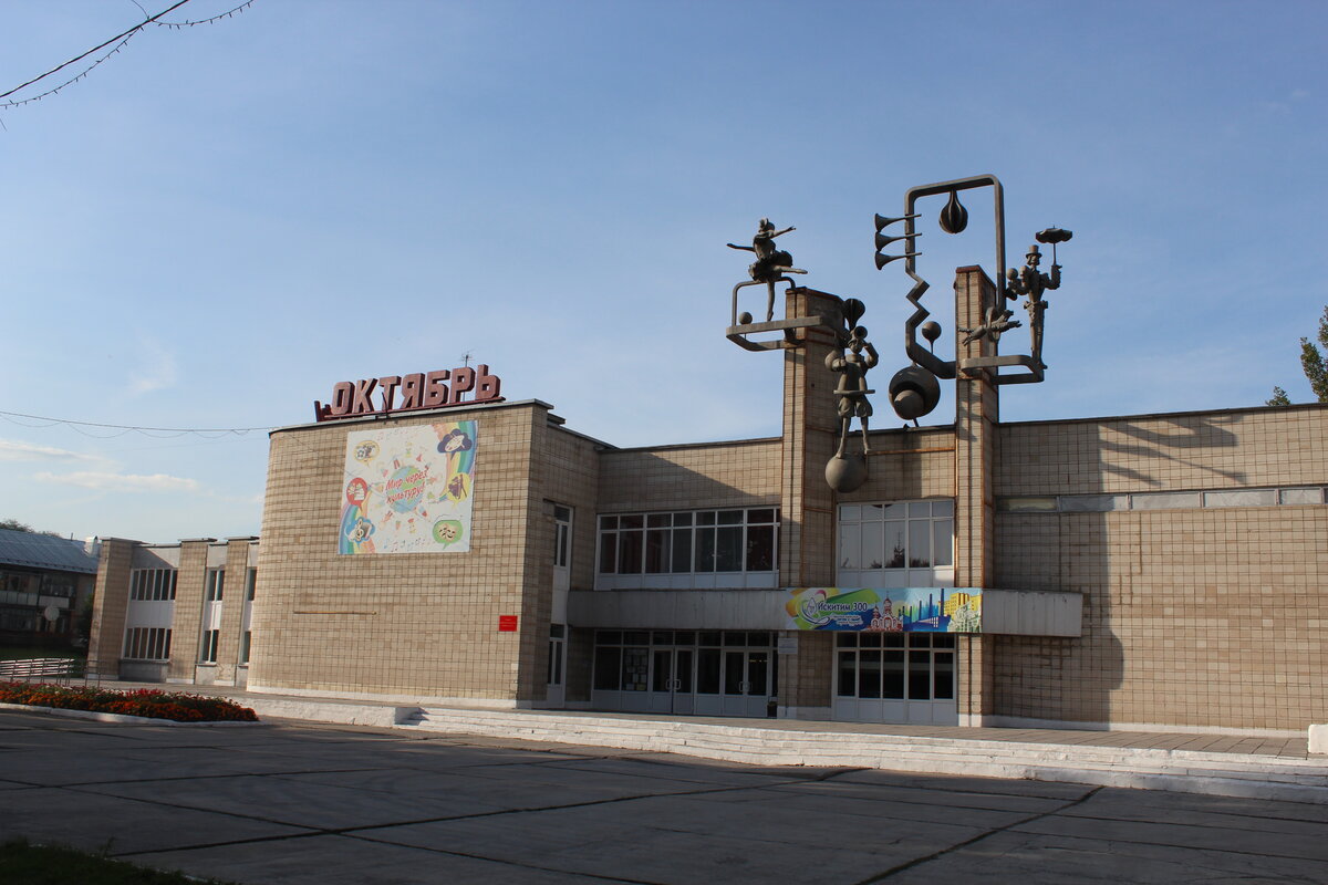 Здание ДК «Октябрь» стоит на месте лагеря