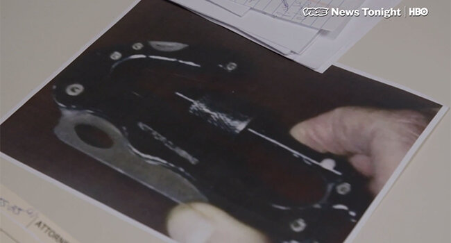 улика из дела - знакомый многим по ассортименту строительных магазинов карабин с лезвием