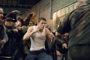 Вы ведетесь в ответ на разводку «пойдем выйдем поговорим». Возможно, Вам странно об этом читать, но 90% мужчин действительно считают, что они выходят поговорить. Но Вы должны понимать, что  за дверью Вас будет ждать или неожиданный удар с разворота, или заранее припасенная арматурина, или «команда активной поддержки», разумеется, не Вашей. 