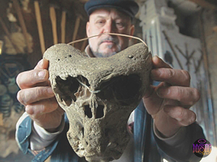 Николай Алексеевич со своей находкой.