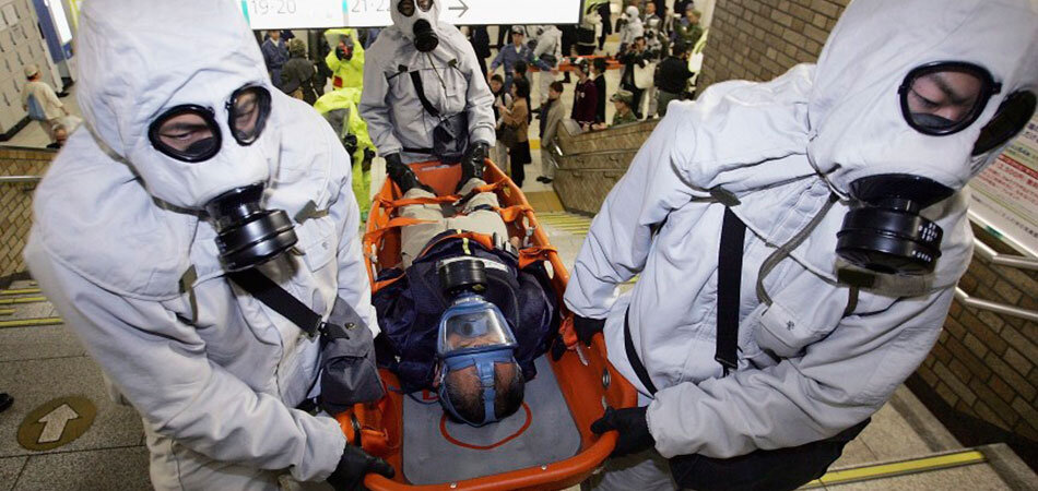 Отравляющее вещество, использованное при отравлении экс-полковника ГРУ и его дочери, больше подходит для масштабных терактов. На фото: зариновая атака в токийском метро 1995 года, организованная неорелигиозной сектой«Аум Синрикё». Погибло не меньше десяти человек. 