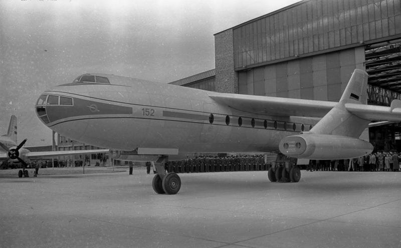 Торжественная выкатка из ангара первого прототипа Baade 152. 30 апреля 1958 года. Дрезден, ГДР. Фото: Bundesarchiv
