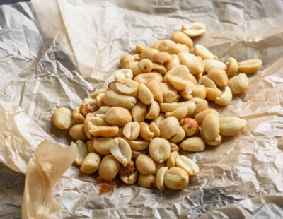 Витамины в арахисе. Арахис польза и вред для организма. Что полезного в арахисе. Для чего полезен арахис жареный для женщин. Чем полезен арахис.