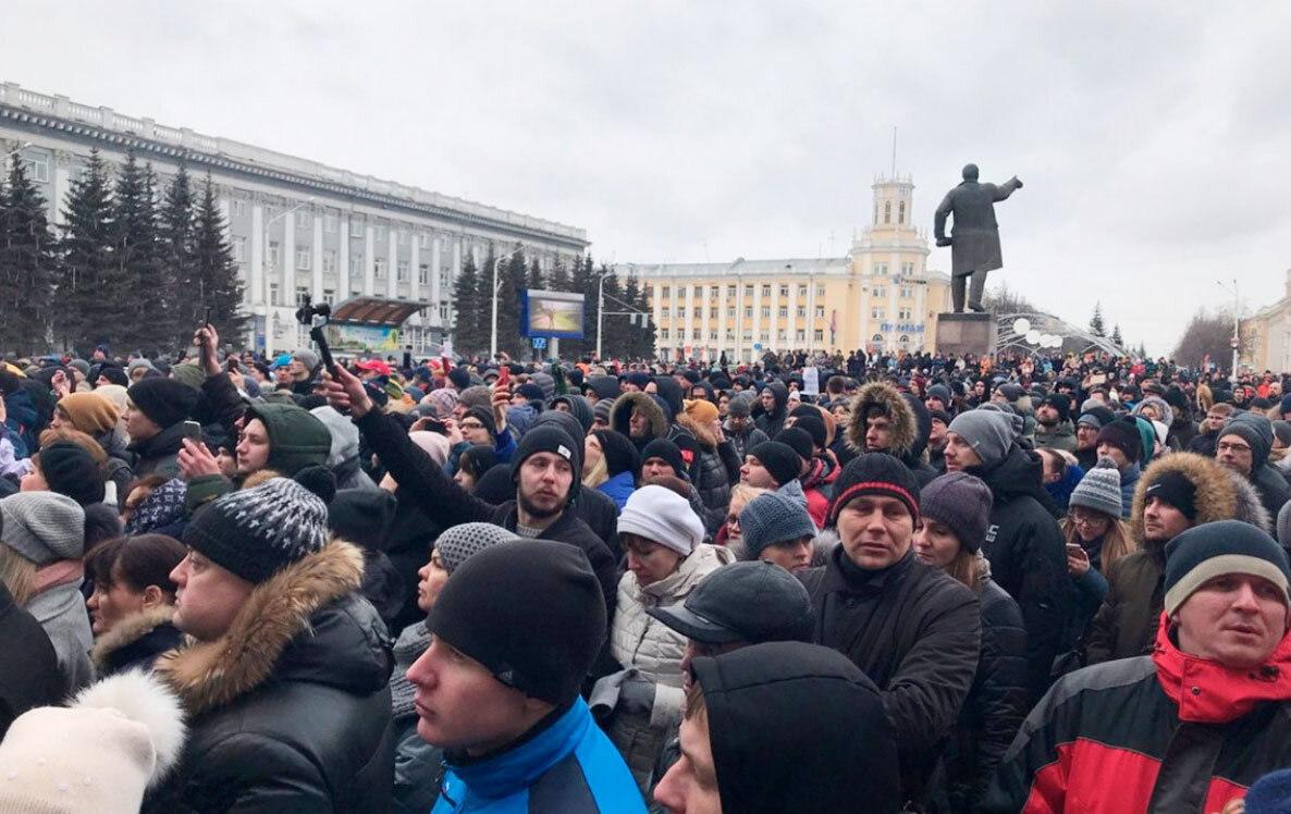 Стихийный митинг в Кемерово собрал около трех тысяч человек. Они требовали обнародовать настоящие данные о числе погибших. Фото: МБХ-медиа