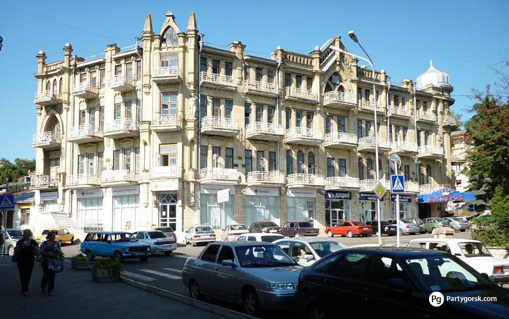 

Многим пятигорчанам хорошо знакомо огромное четырехэтажное здание из желтого кирпича на пересечении улиц Дзержинского, Октябрьской и Гоголя, в котором долгие годы находились органы управления города и курортами, городская библиотека и крупнейший книжный магазин. 
