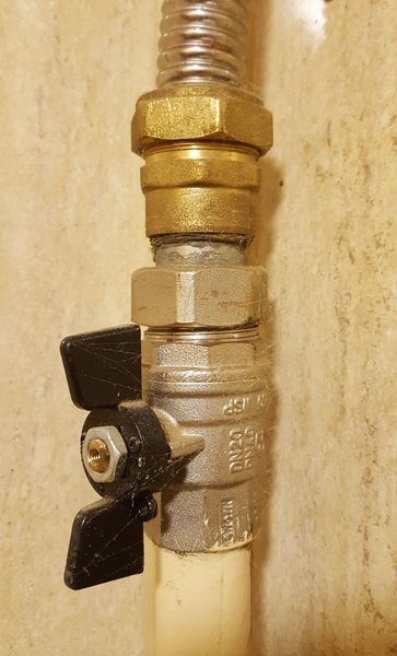 Присоединение гофронержавейки к шаровому крану при помощи американки и компрессионного фитинга для гофрированной трубы