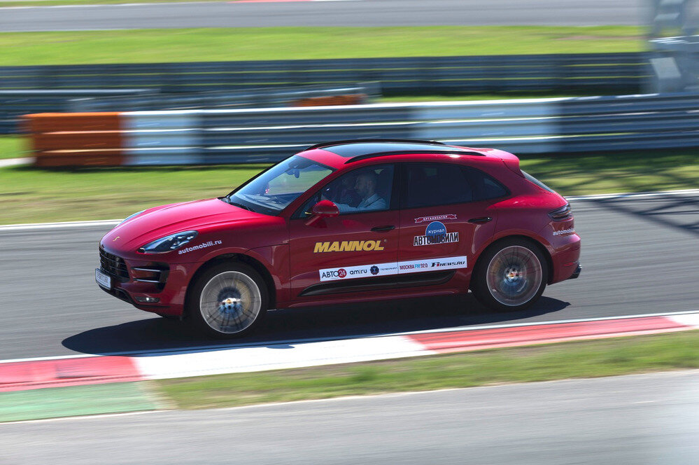    Porsche  Macan Turbo стоит от 5 800 000 руб., а доплата за пакет Performance  составляет 523 000 руб. Но даже для топового Macan доступен длиннющий  список совсем недешёвых опций. В итоге максимальная цена кроссовера  приближается к 10 000 000 руб. – заметно дороже базового Cayenne Turbo!  