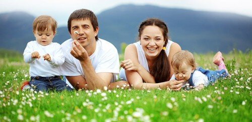 У  Татьяны был жених с которым они планировали пожениться.  Андрей был  заботливый, надёжный, умный,  хорошо зарабатывал и очень любил Татьяну. Они встречались около 3 лет и в конце концов,  парень сделал девушке предложение,  так как жизни без неё уже не представлял.  Он был программистом и работал по контракту на американскую компанию. Татьяна,  работала бухгалтером в компании. Она тоже,  как ей казалось,  любила его и привыкла к его заботе,  к тому,  что за ним она была,  как за каменной стеной.  Парень был очень серьёзный и надёжный.  Начали подготовку к свадьбе,  и вот остаётся несколько дней,  как Татьяна знакомится на работе с парнем,  и влюбляется в него с первого взгляда.  Игорь был младше её на 6 лет,  но сердцу не прикажешь,  и она решается на отчаянный шаг: отменить свадьбу.  Рассказав об этом своей семье  девушка планирует отменить свадьбу,  но её родные с криками,  что это позор,  что вся родня уже подтвердила свое присутствие на свадьбе,  ресторан заказан,  все другие вопросы связанные с подготовкой свадьбы,  тоже были решены. Андрей,  практически сам все организовал и сам придумывал свадьбу до малейших подробностей.  Татьяна,  все же сделала так как ей советовали родственники и попыталась забыть про Игоря.  Свадьба была шикарная,  как и молодого!  Все было красиво и на высоком уровне. После свадьбы,  её супруга приглашают на работу по контракту в США и он соглашается,  так как это был очень выгодный контракт,  который обеспечивал его семью и давал возможность получить в будущем гражданство США.  При том,  что он всегда мечтал,  чтобы его дети родились в Америке.  Но,  у Татьяны были другие планы.  Согласие на переезд она не дала и рассказала мужу о своих чувствах к Игорю.  Андрей,  дал ей время все обдумать,  и сказал что он её любит и готов на все это закрыть глаза,  главное,  она должна понять что она ошибается.  Улетел в Америку на 6 мес.,  он постоянно поддерживал с ней отношения,  созванивались,  общались по Скайпу, и как ему казалось,  его жена,  такая же как и раньше: любимая и заботливая,  но перед приездом мужа на родину,  для того,  чтобы забрать её,  она для себя решила,  что забыть Игоря не хочет и что больше обманывать Андрея не будет.  По возвращению Андрея она ему все рассказала и они развелись.  Игорь,  был полной противоположность Андрея.  Деньги зарабатывать не умел,  да и не хотел,  был маминькиным сыночком,  и к тому же ничего не умел и не хотел делать.  Ему ничего нельзя было доверить сделать: он  то забыл,  то не успел,  то не умеет делать.  Через 1.5 года совместной жизни,  у них рождается сын. Игорь ребёнком заниматься вообще не хотел,  а деньги зарабатывал малые.  Их ели хватало на самое необходимое,  и то дополнительно помогали финансово родители Татьяны,  видя их финансовые проблемы.  Игорь не стал ни мужем хорошим, ни отцом!((Татьяна,  по жизни все тянула на себе((.  А у Андрея,  наоборот,  все было очень хорошо.  Он купил там дом, машину, много путешествовал и помогал своим родителям. Через 3 года,  его родители улетели жить к нему. Он так и продолжал любить Татьяну,  хотя она так и с ним поступила,  и никогда не разрешил своим родным,  плохо о ней отзываться.  Женился он только через 7  лет и у него сейчас 3 детей,  которых он любит больше всего на свете.  У него доченька и 2 сыночка.  Девочку он назвал Татьяной)). 