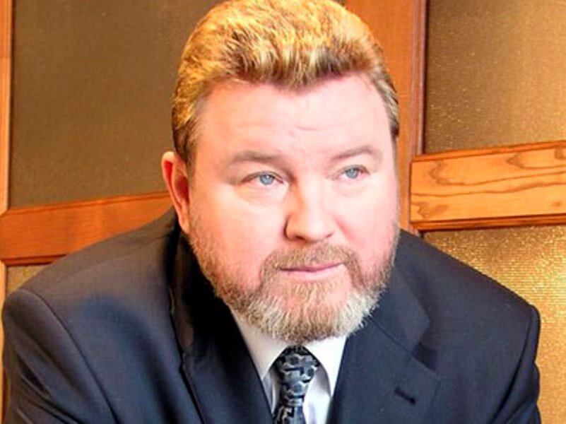 Михаил Евдокимов получил славу как юморист и актер, а позднее добился карьеры на политическом поприще, заняв должность главы Алтайского края. Будучи главой региона Евдокимов и попал в смертельное ДТП – 7 августа 2005 года. По некоторым данным причиной аварии стал неудачный обгон, совершенный на скорости в 150 км./ч., в результате которого автомобиль губернатора зацепил встречную машину после чего вылетел в кювет, но не исключается и вариант, что автокатастрофа была подстроена. В момент аварии помимо Михаила Сергеевича в машине находился его водитель (он и управлял машиной), а также жена Евдокимова – она единственная кто выжил. 