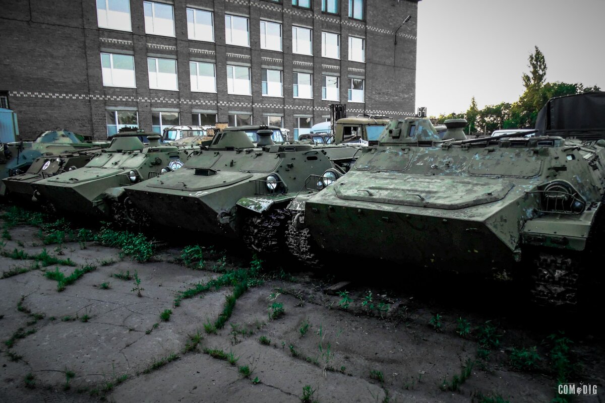 Нашли отстойник колесной и гусеничной военной техники посреди города |  ComDig | Urban Exploration | Дзен