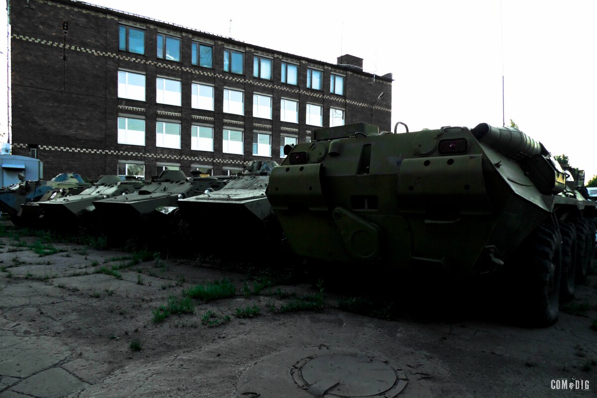 Нашли отстойник колесной и гусеничной военной техники посреди города |  ComDig | Urban Exploration | Дзен