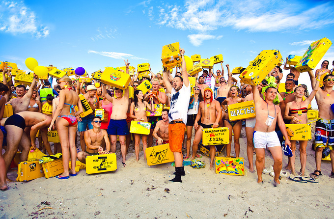 Символ КаZантипа — желтый чемоданчик