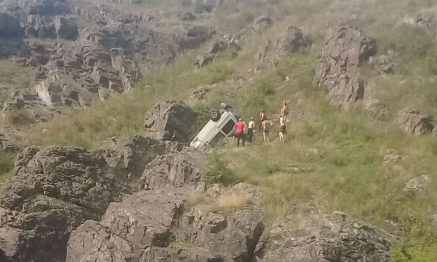 На Ревуне машина рухнула с обрыва.