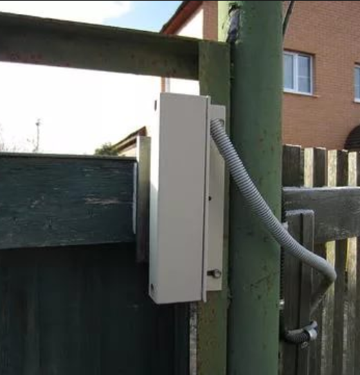 Провод подводится в гофре