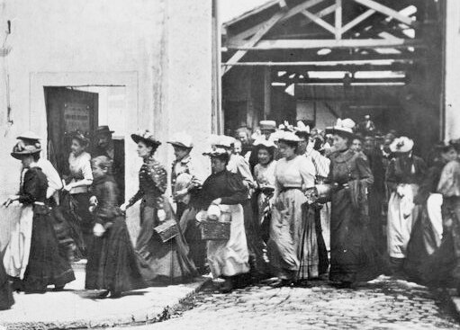 кадр из фильма "Рабочие покидающие фабрику"