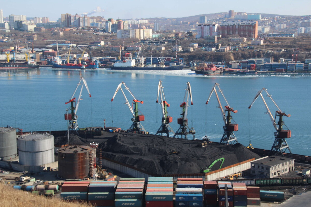 Порт апрель екатеринбург. ВМТП Владивосток. Владивостокский морской торговый порт. Морской порт города Владивостока. Старый морской порт Владивосток.