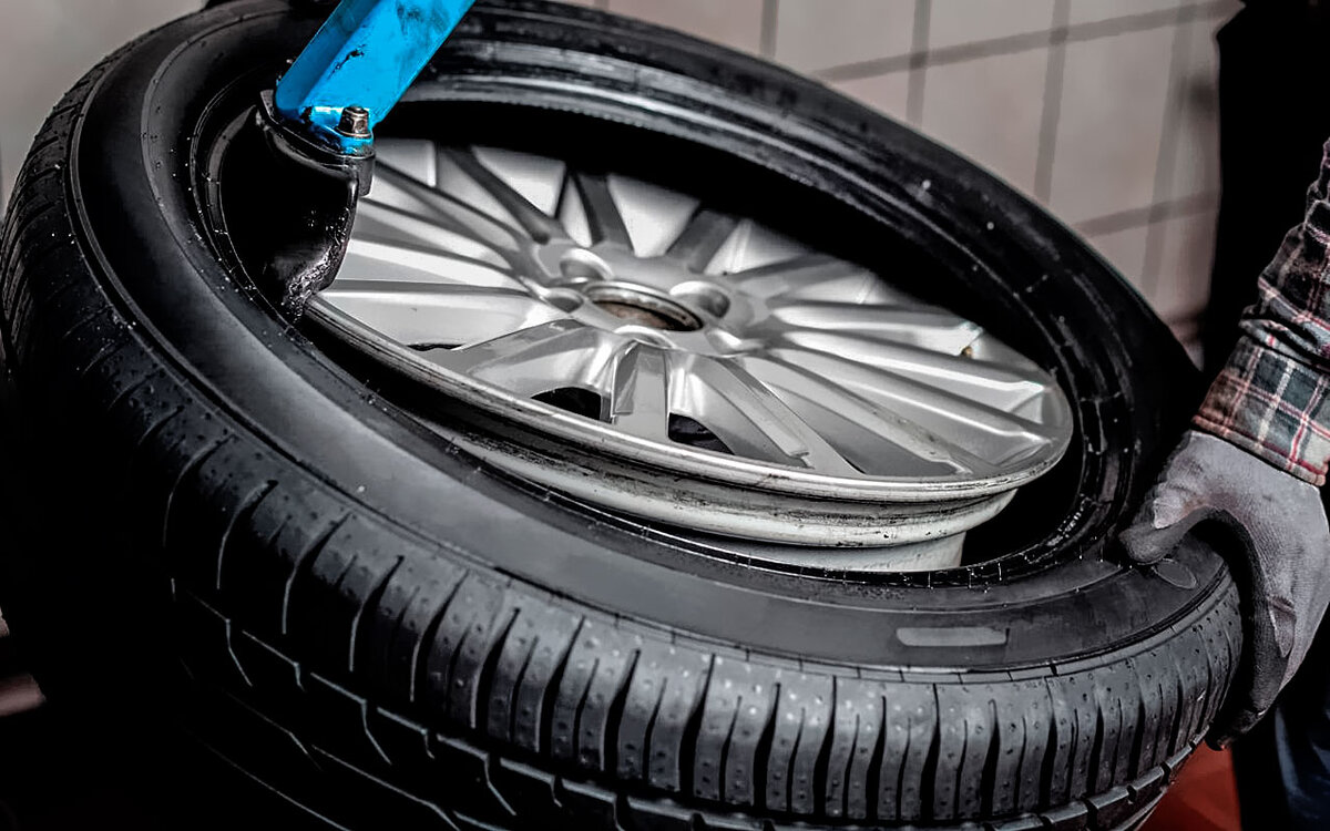 Сборка шины с диском на хорошем оборудовании и с помощью правильных смазывающих составов затруднений не вызывает 