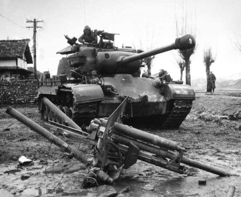 M26 Pershing у советской противотанковой пушки ЗиС-2, принадлежавшей китайским добровольцам 