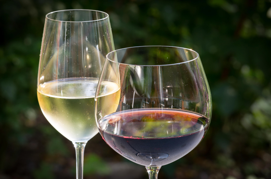 Употребление красного вина способствует появлению темных пятен, белого - развитию кариеса.