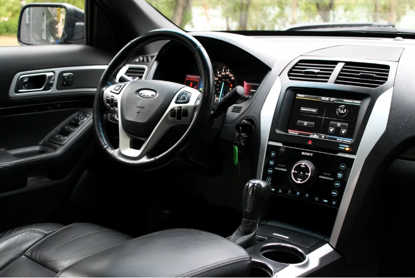 Салон Ford Explorer 2011 года