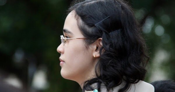 Поступила в Филиппинский университет в возрасте 11 лет, а в 16 уже получила диплом с отличием и степень бакалавра физических наук. За свои заслуги Микаэла была выбрана для произнесения прощальной речи выпускников.   