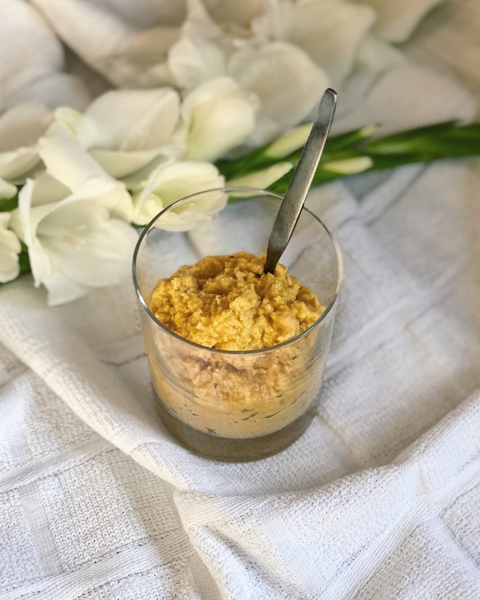 Хумус - это восточная закуска из нута. Его вкусно мазать на поджаренные тосты или макать туда свежие овощи, например морковь и сельдерей