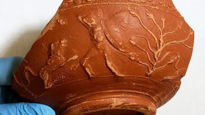 Римская чаша, украшенная мужской фигурой, сражающейся со львом. Фото bbc.com