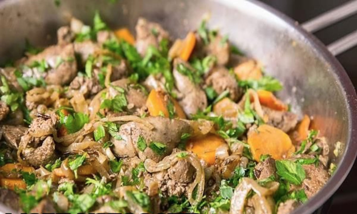 морковка — 1 шт.
мука — 0,1 кг.
вода — 140 мл.
печень — 0,9 кг.
лук (средний) — 3 шт.
пряности
Рассказываем, как приготовить сочную и ароматную куриную печень. Будем жарить её на сковороде с луком и морковкой.

1. Итак, отправьте субпродукт в прохладную воду и продержите час. Просушите, порубите произвольно, но не мельчите. Притрусите мукой каждый ломтик.

2. Прогрейте в сковородке масло до пузырьков. Сделайте зажарку из протёртой морковины и нашинкованного квадратиком лучка. Затем введите ещё масла и всыпьте субпродукт.

3. Убавьте конфорку до минимума, обжарьте субпродукт до румяности с каждой из сторон. Влейте воду, тушите и размешивайте 5 минут. Далее заправьте специями с солью и засеките ещё 15 минут.