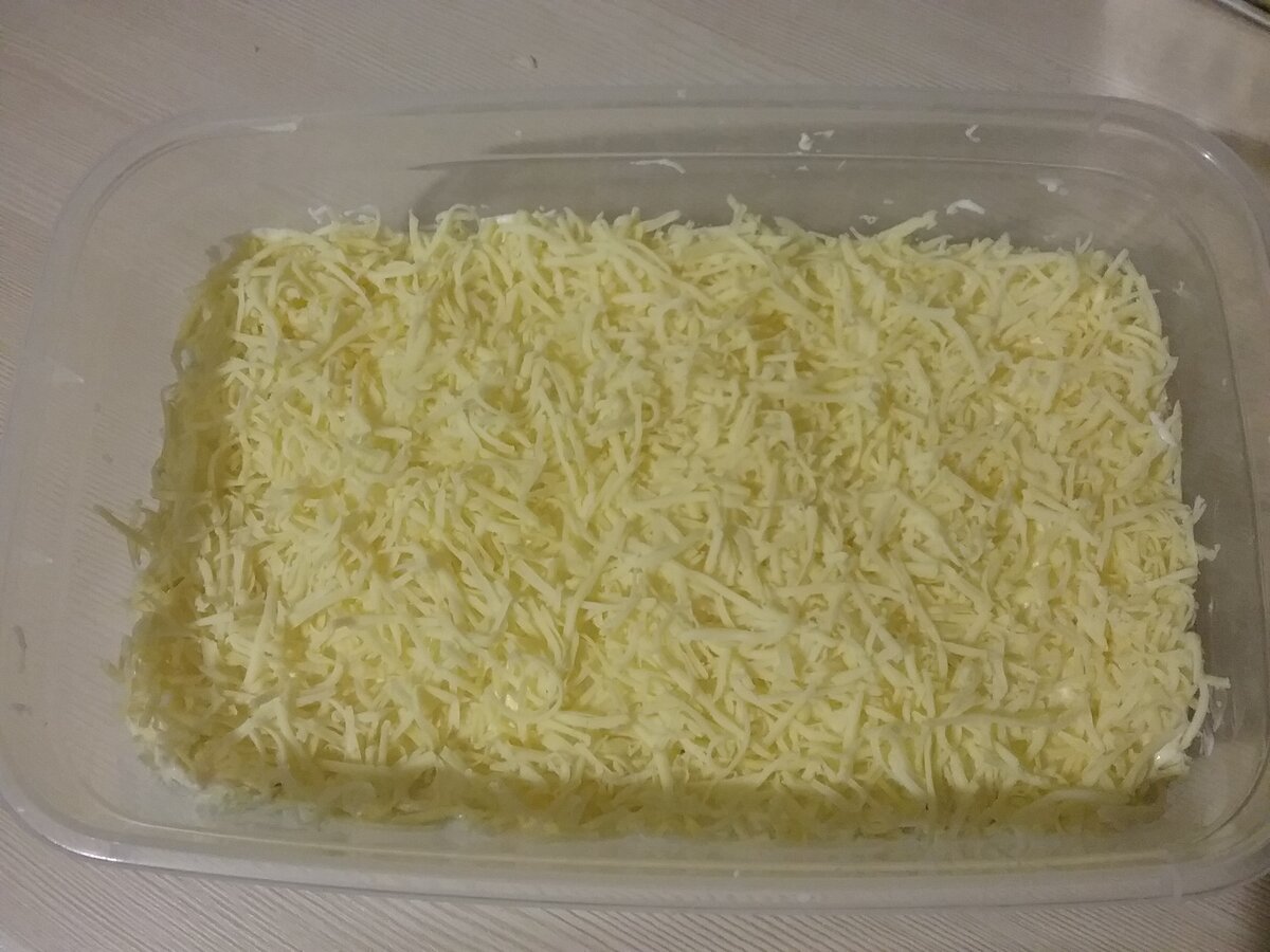 Салат . . .Слоеный салат, очень вкусный, нежный, и в то же время питательный.