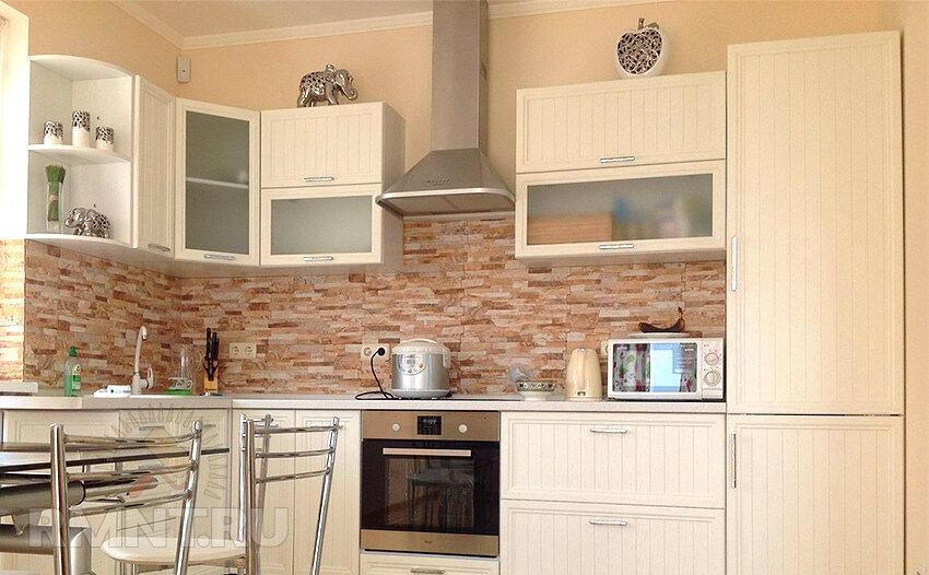  Декоративный  камень на кухонном фартуке будет очень уместен. Жара и воды не боится,  смотрится очень солидно и отлично впишется в классический интерьер