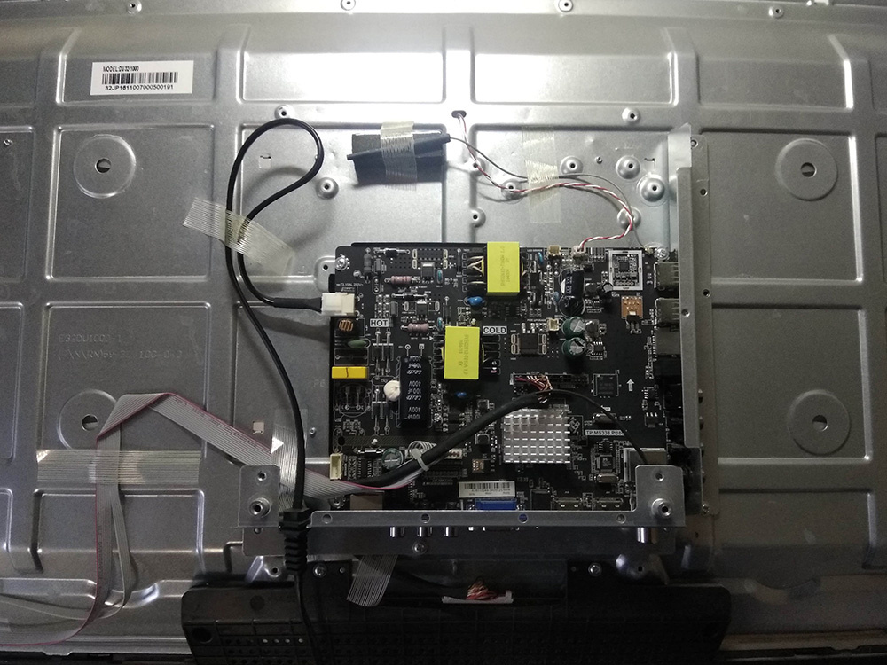 Телевизор после снятия задней крышки
