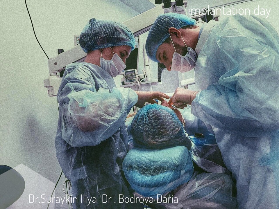 процесс имплантации зуба , слаженная работа врача хирурга и ассистента "МистерДент"