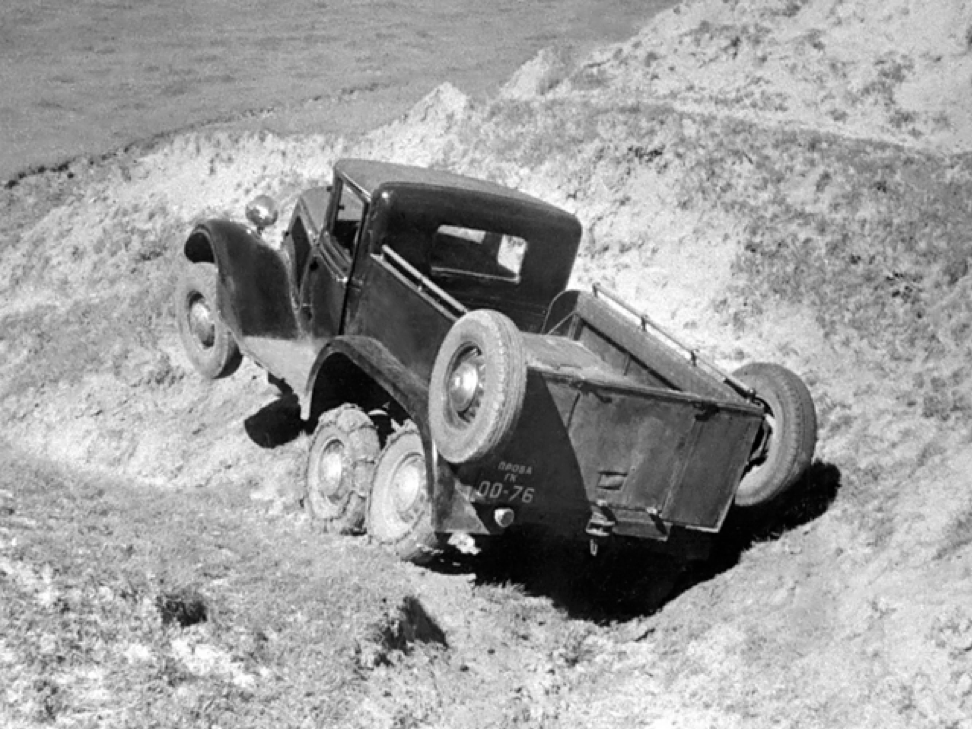 1937 год. Испытание пикапа ГАЗ-21. Для лучшей проходимости, на задних ведущих колесах – одеты цепи
