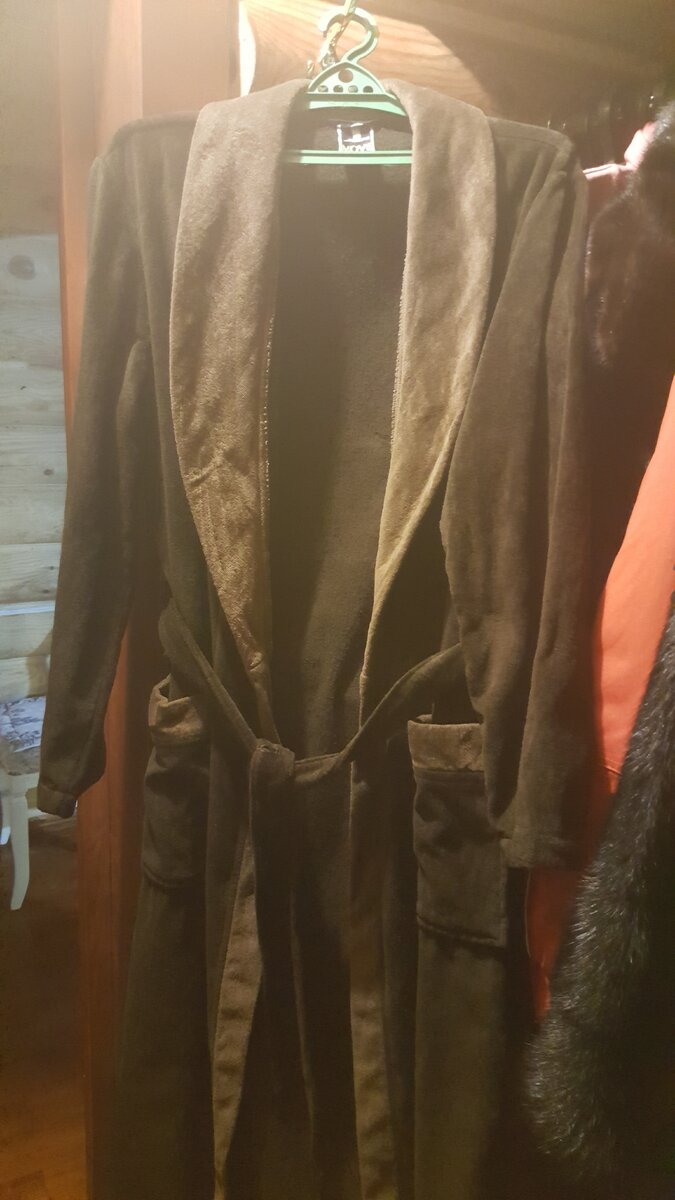 Купили вельветовый халат мужу, производство Германия. Халат новый. Со скидкой 60 % он обошелся нам 480 рублей. Правда круто?