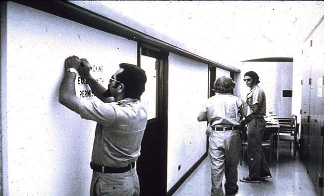                                Фото Ф. Зимбардо, 1971 год. Подготовка "Тюрьмы"