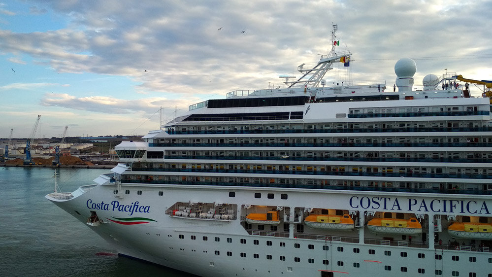 Круизы на 4 5 дней. Круиз на лайнере. Лайнер с 4 двигателями. Круизы на 4 5 дней. Круизы msc magnifica.