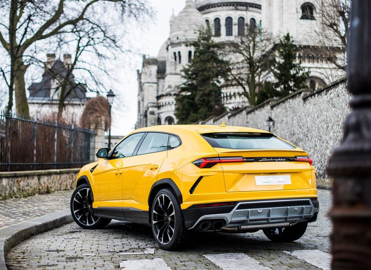 Lamborghini Urus сзади