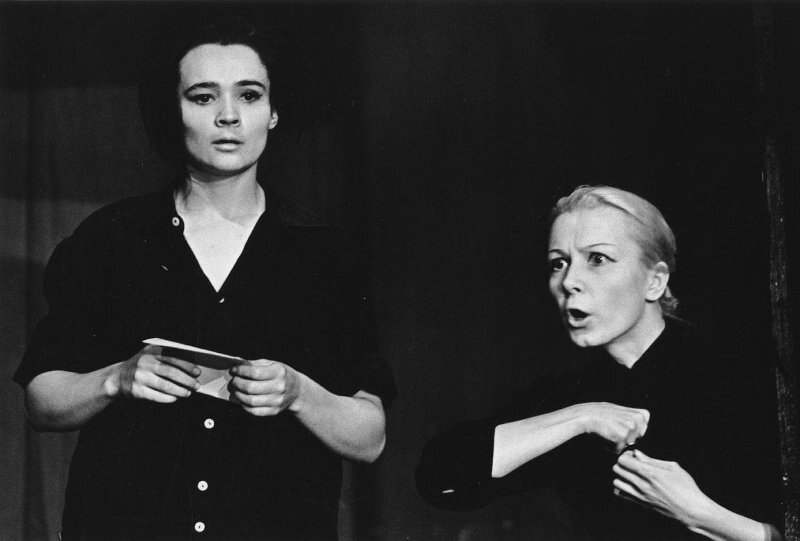 Зинаида Славина и Алла Демидова в дипломном спектакле выпускников Театрального училища имени Щукина «Добрый человек из Сезуана», режиссер - Юрий Любимов. Виктор Ахломов, июнь 1963 года, из архива МАММ/МДФ.