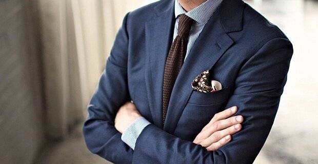 Платок в нагрудном кармане пиджака часто на французский манер называют платком-паше (pochette по-французски значит "кармашек"). 