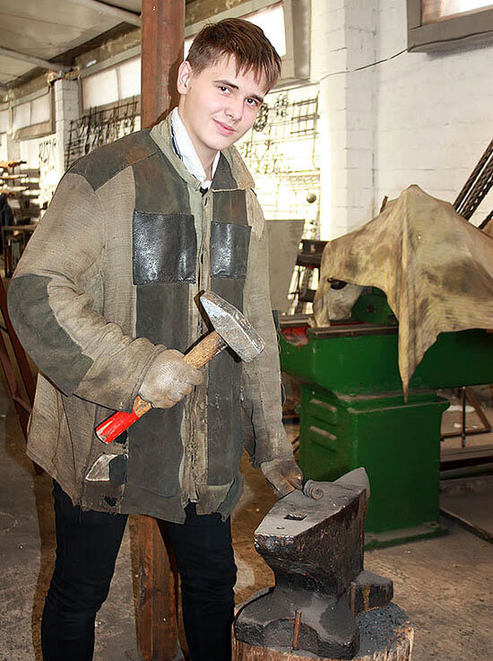 Пятнадцатилетний сын айшинского Левши Евгения Гусева Дмитрий может самостоятельно выковать любую деталь или украшение,