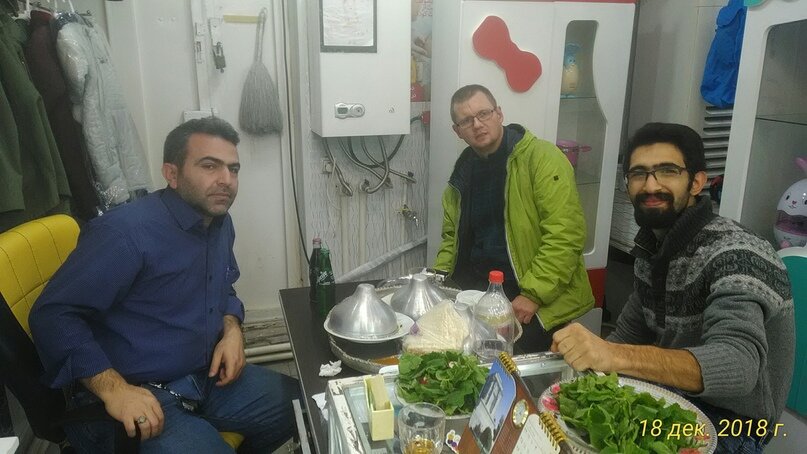 Первый день в Иране. Город Табриз. Хозяин магазина игрушек Хаади угощает Антона ужином — рисом с курицей.