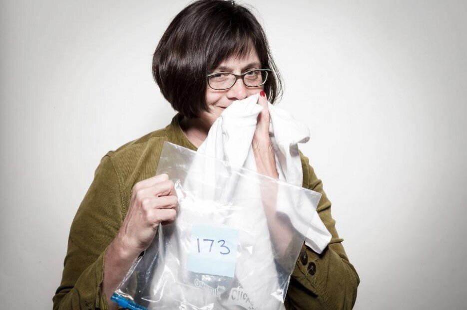 человек который нюхает чужие вещи. запах пота. человек который нюхает чужие вещи. понимающая женщина. сплетники это особый вид.