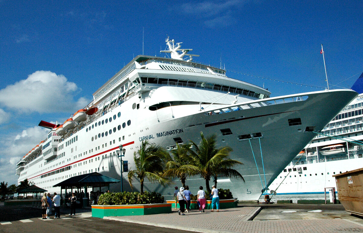 Наш корабль Carnival Imagination в порту Нассау (Nassau), Багамы.