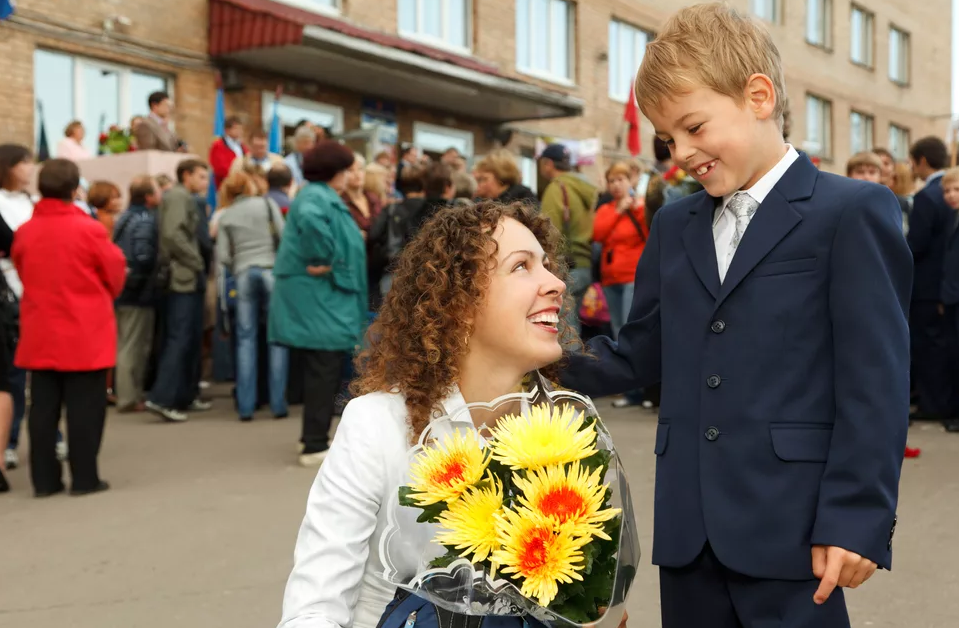 Провожают детей. Первоклассник с родителями. Родители 1 сентября в школе. Мама ведет ребенка в школу. Мама провожает ребенка в школу.