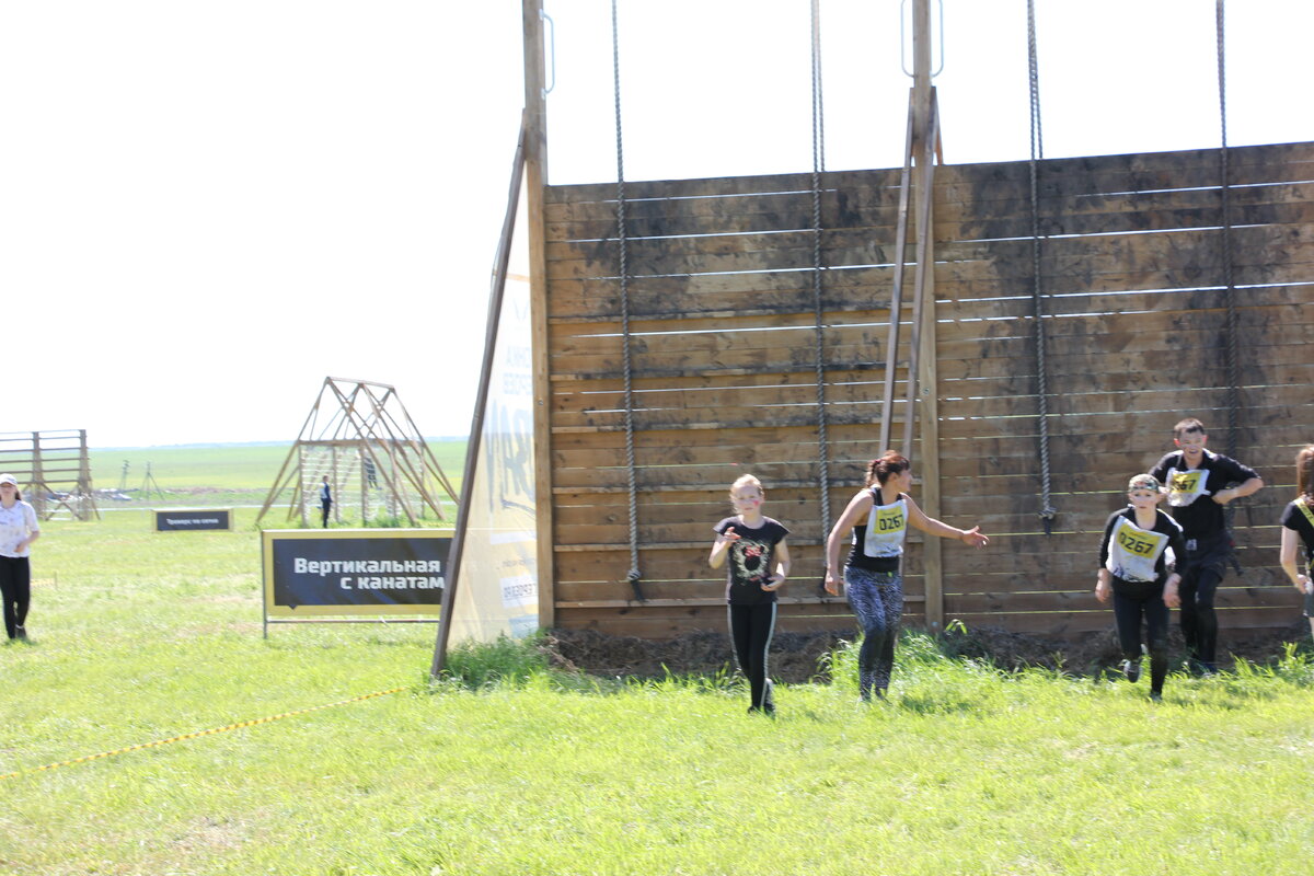 стена препятствий. полоса препятствий армейская. человек возле стены. гонка героев урбан 2021. препятствие.